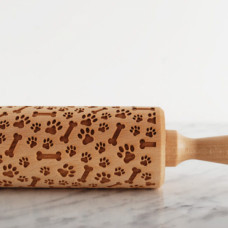 Drevený embosovaný valček na cesto so psím motívom – TLAPKY A KOSTIČKY